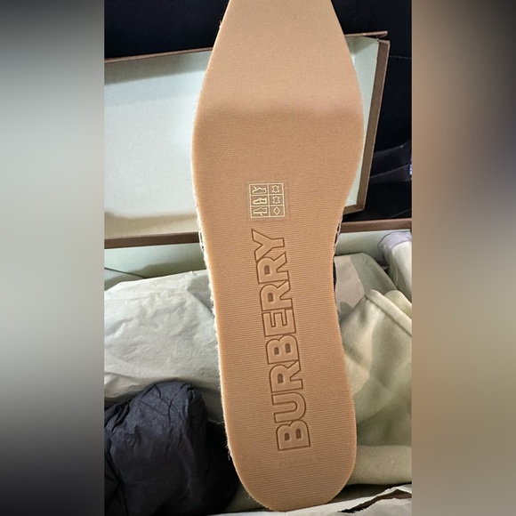 Burberry Espadrilles Runs small fits like US 8.5 - Picture 4 of 4